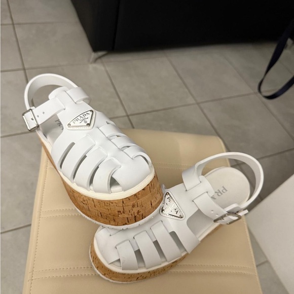 PRADA SIZE 8 👠 - Picture 2 of 5